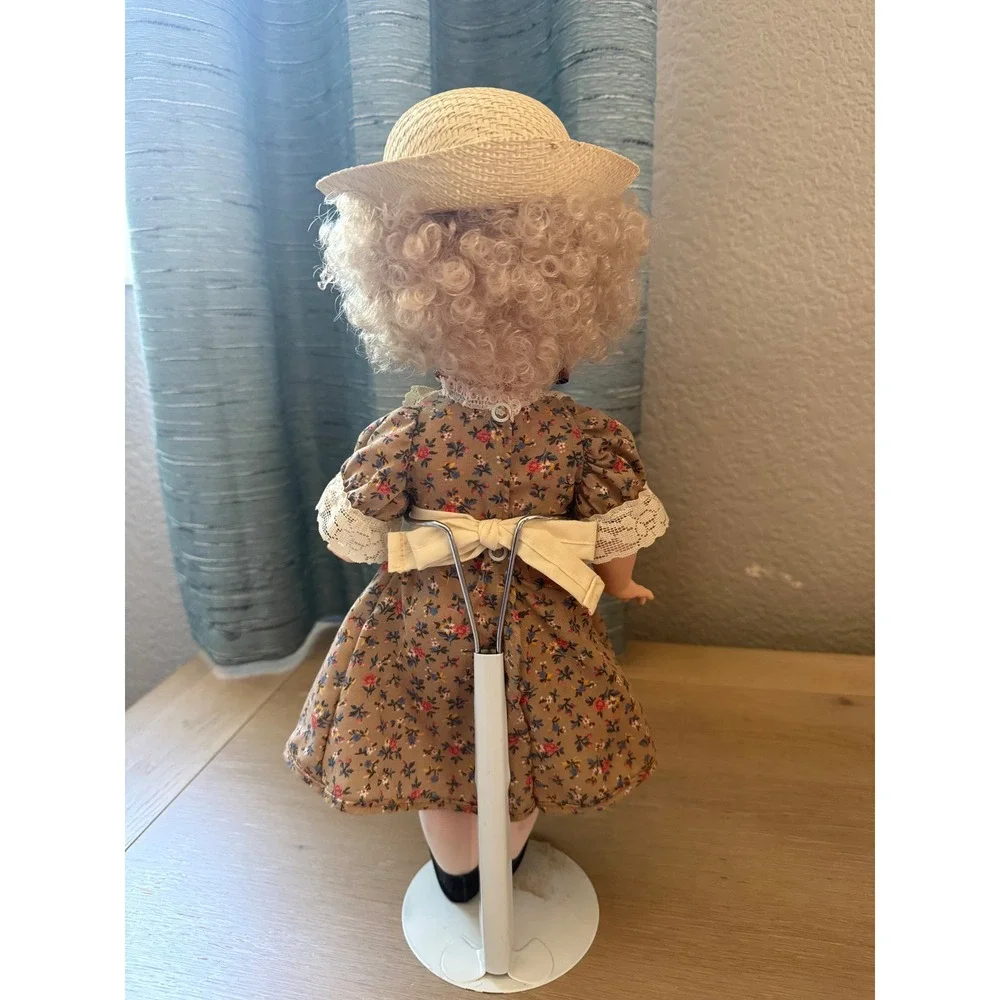 Vintage Blonde Curly Hair Doll Brown Floral Lace Dress Straw Hat Stand 12in‎